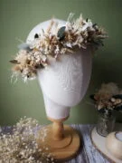 Couronne de tête réalisée en fleurs séchées, accessoire fleuri pouvant être porté par les témoins ou demoiselles d'honneur à l'occasion d'un mariage