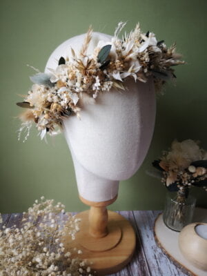 Couronne de tête réalisée en fleurs séchées, accessoire fleuri pouvant être porté par les témoins ou demoiselles d'honneur à l'occasion d'un mariage