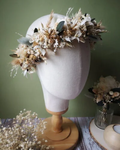 Couronne de tête réalisée en fleurs séchées, accessoire fleuri pouvant être porté par les témoins ou demoiselles d'honneur à l'occasion d'un mariage