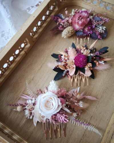 Peigne en fleurs séchées pour un mariage, cet accessoire pour cheveux peut être porté par les demoiselles d'honneur de la mariée.