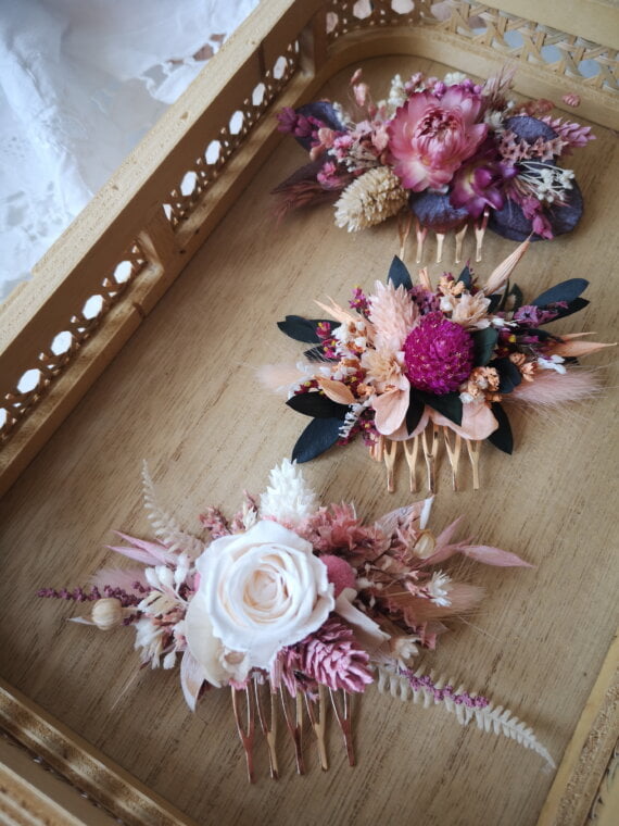 Peigne en fleurs séchées pour un mariage, cet accessoire pour cheveux peut être porté par les demoiselles d'honneur de la mariée.