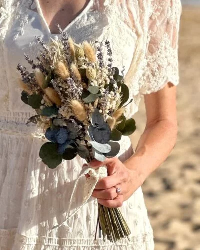 Petit bouquet en fleurs séchées réalisé pour un mariage champêtre. Ce bouquet est composé de lagures naturels, lavande, gypsophile et eucalyptus à feuilles rondes.