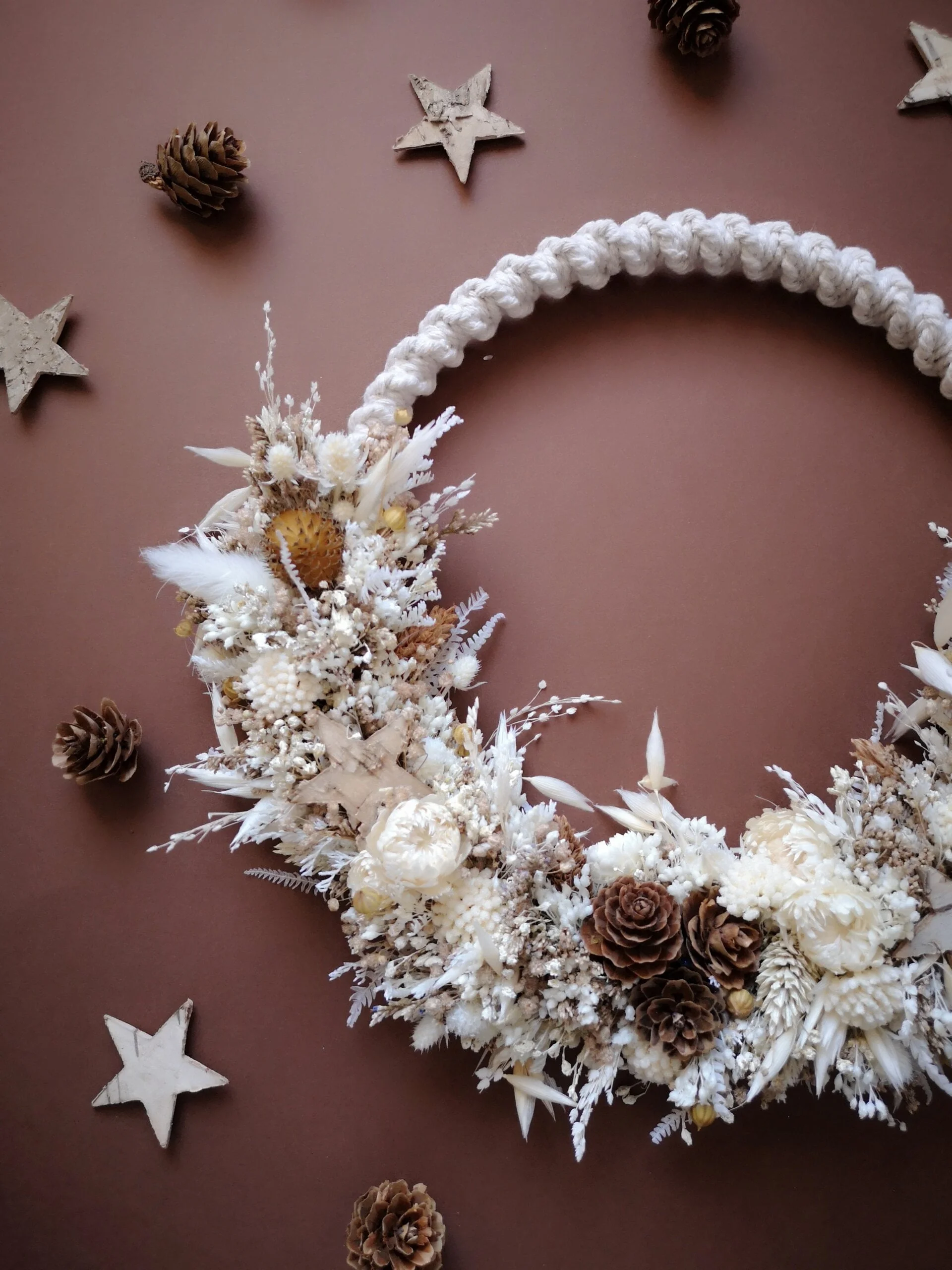 Couronne murale en macramé avec fleurs séchées blanc, beige, marron avec pommes de pin – “Géorama” – Image 2