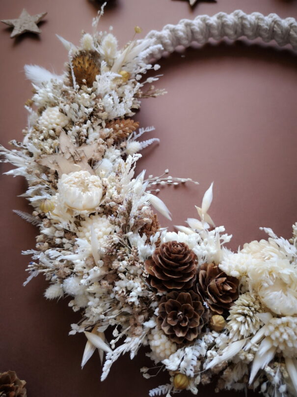 Couronne murale en macramé avec fleurs séchées blanc, beige, marron avec pommes de pin – “Géorama” – Image 4
