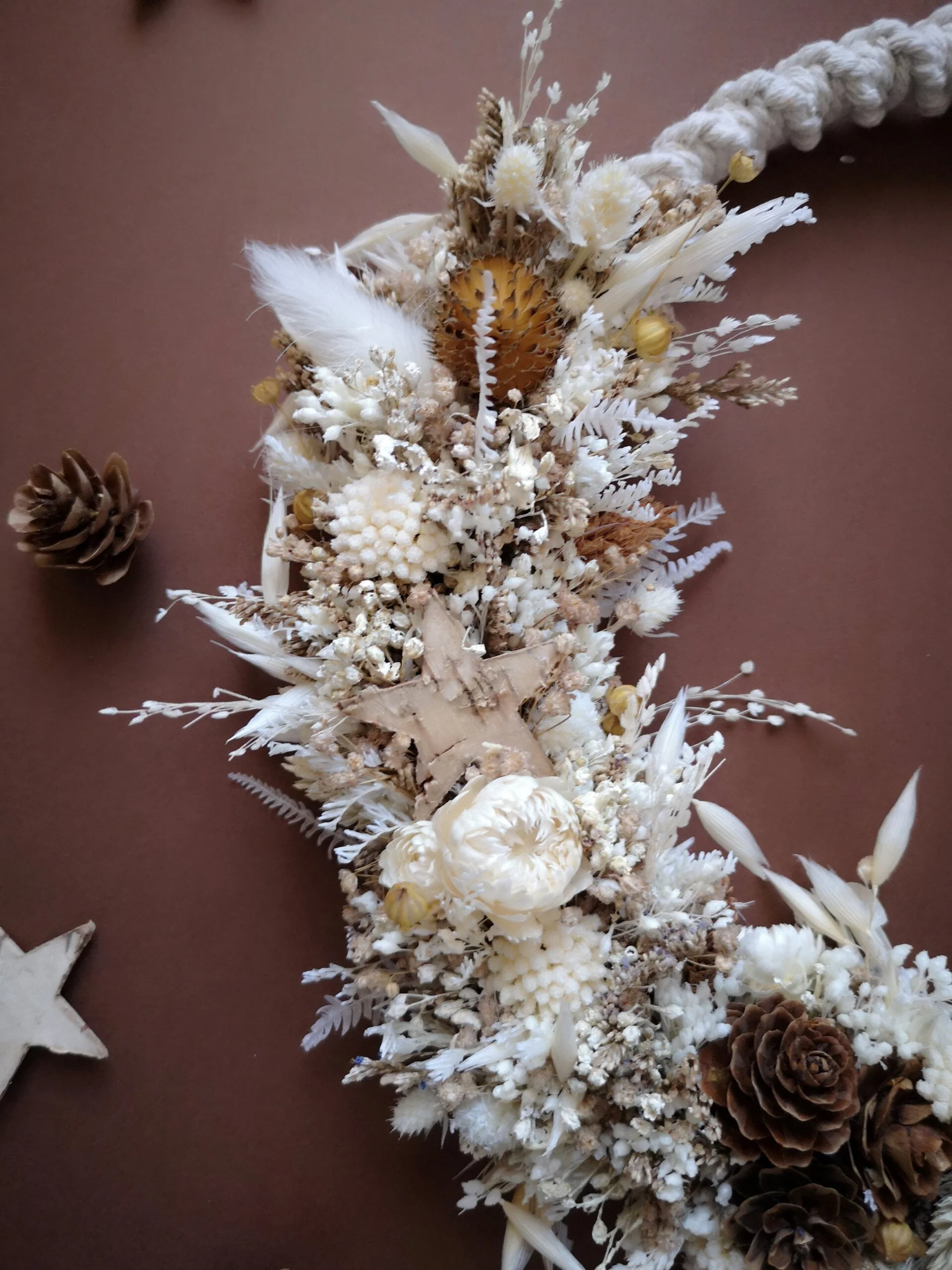 Couronne murale en macramé avec fleurs séchées blanc, beige, marron avec pommes de pin – “Géorama” – Image 3