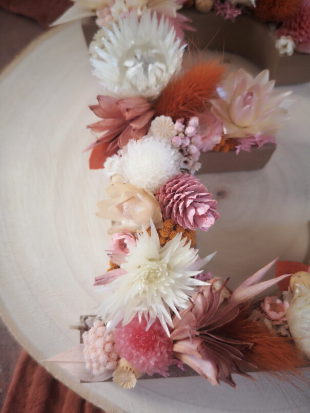 Lettre “E” personnalisée ornée de fleurs séchées dans les tons crème, terracotta, rose et orange – Image 5