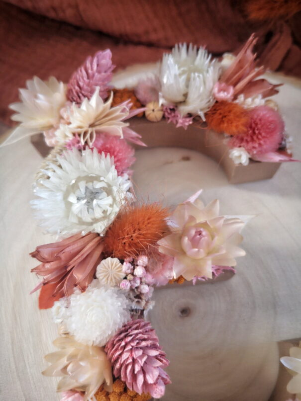Lettre “E” personnalisée ornée de fleurs séchées dans les tons crème, terracotta, rose et orange – Image 3