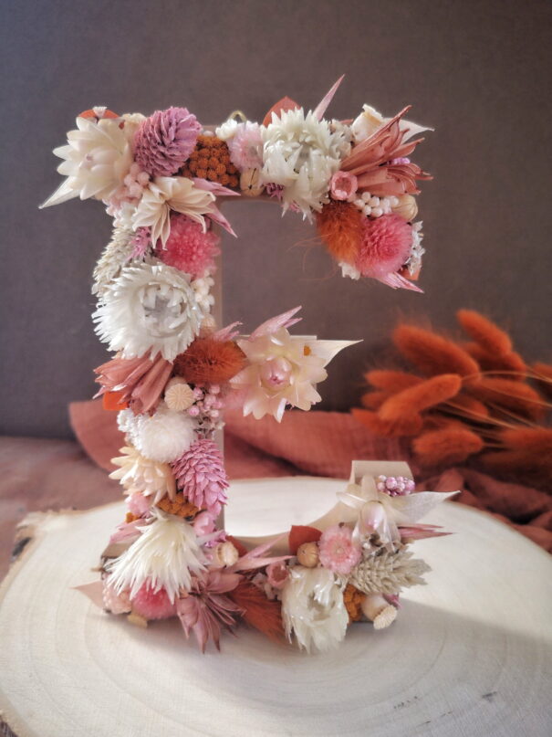 Lettre “E” personnalisée ornée de fleurs séchées dans les tons crème, terracotta, rose et orange – Image 2