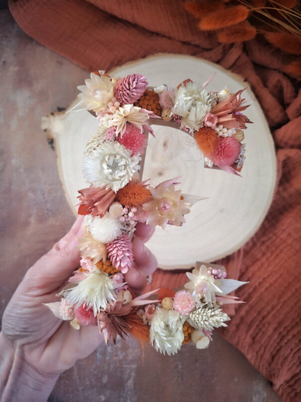 Lettre “E” personnalisée ornée de fleurs séchées dans les tons crème, terracotta, rose et orange – Image 6