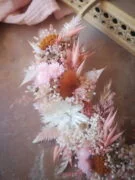 Demi-couronne en fleurs séchées dans les tons blanc, rose et terracotta - "Miraflor" – Image 8