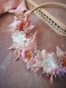 Demi-couronne en fleurs séchées dans les tons blanc, rose et terracotta - "Miraflor" – Image 7