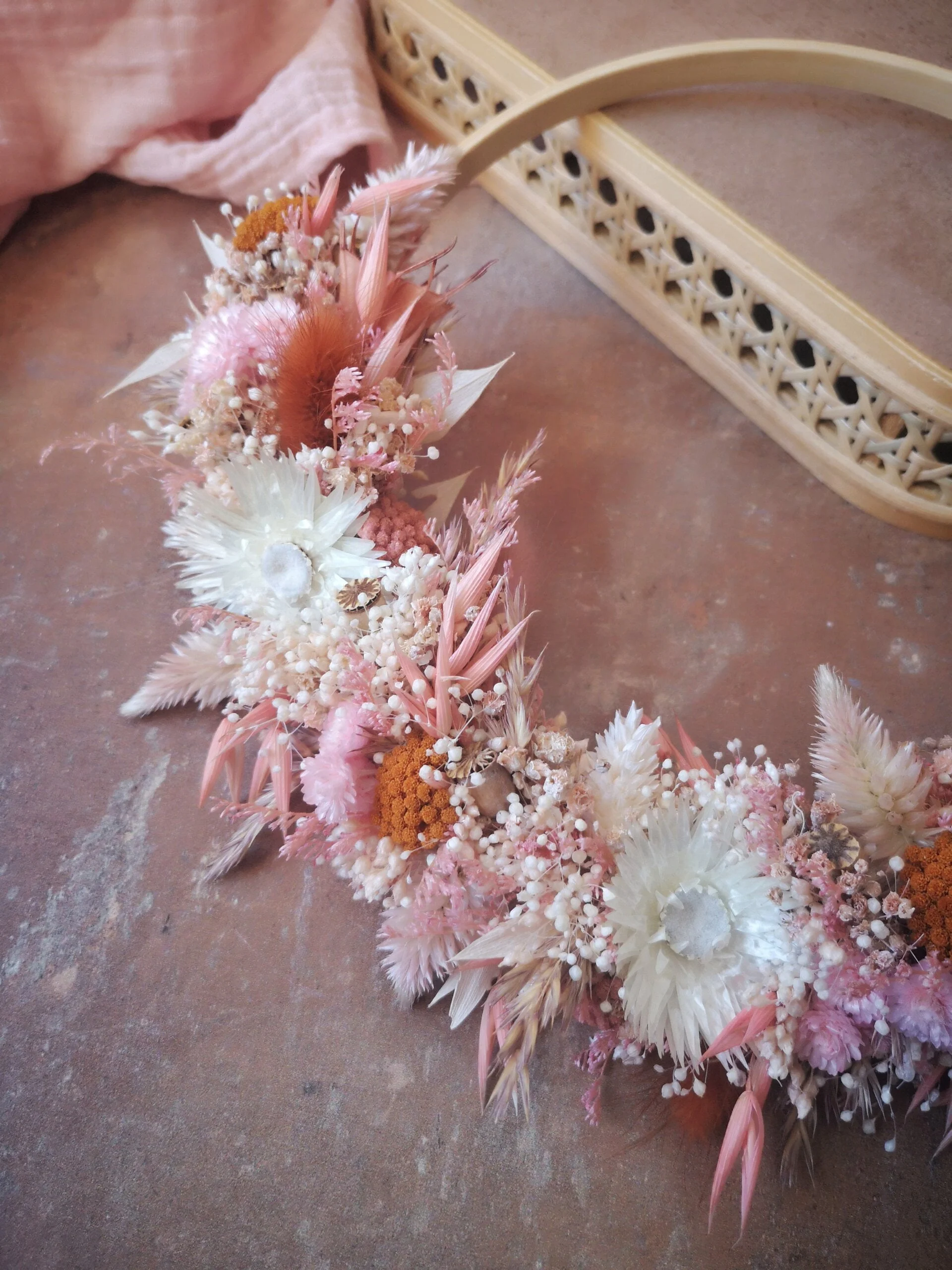 Demi-couronne en fleurs séchées dans les tons blanc, rose et terracotta - "Miraflor" – Image 7