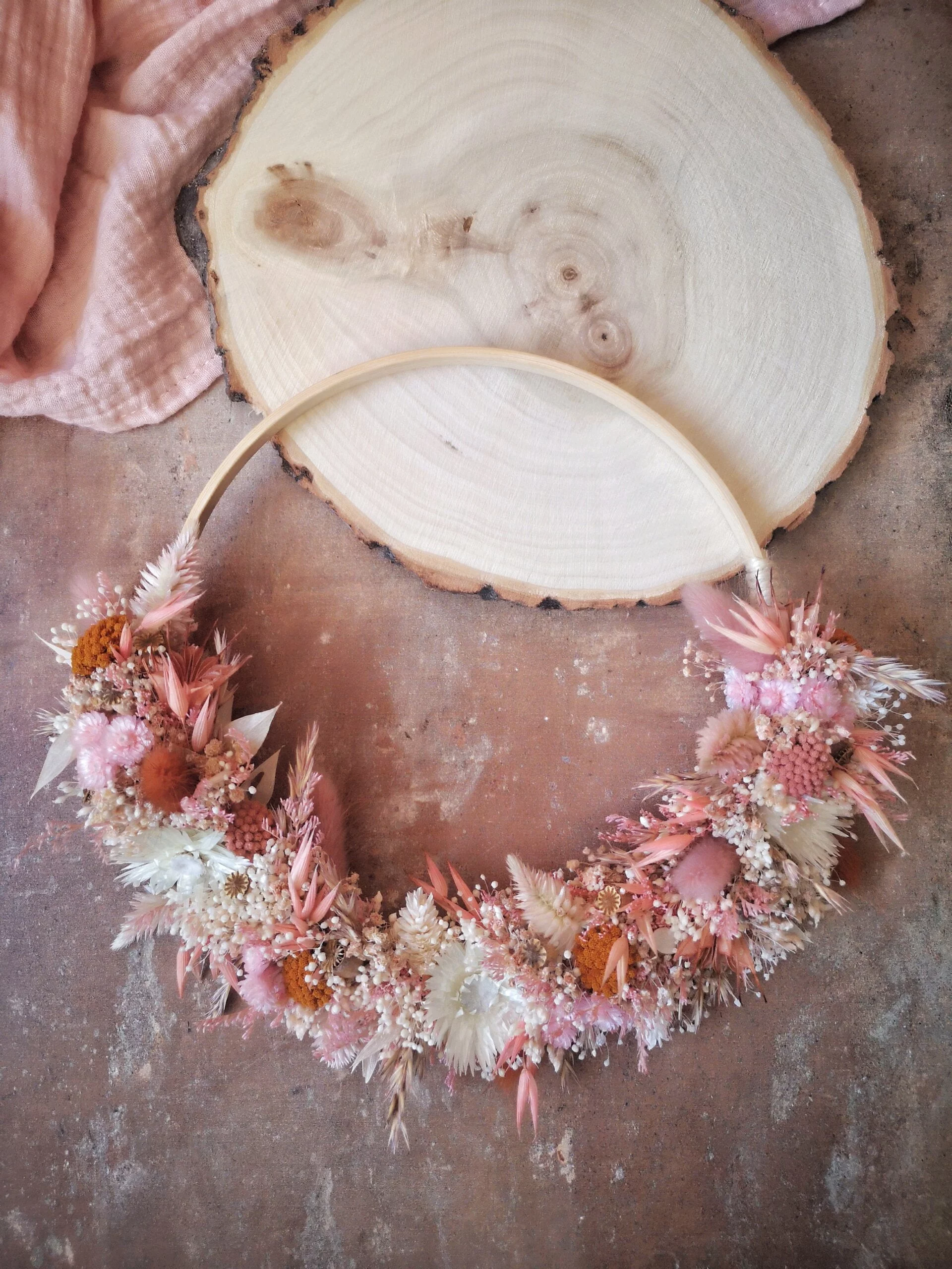 Demi-couronne en fleurs séchées dans les tons blanc, rose et terracotta - "Miraflor" – Image 6