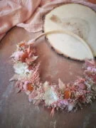 Demi-couronne en fleurs séchées dans les tons blanc, rose et terracotta - "Miraflor" – Image 9