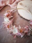 Demi-couronne en fleurs séchées dans les tons blanc, rose et terracotta - "Miraflor" – Image 2