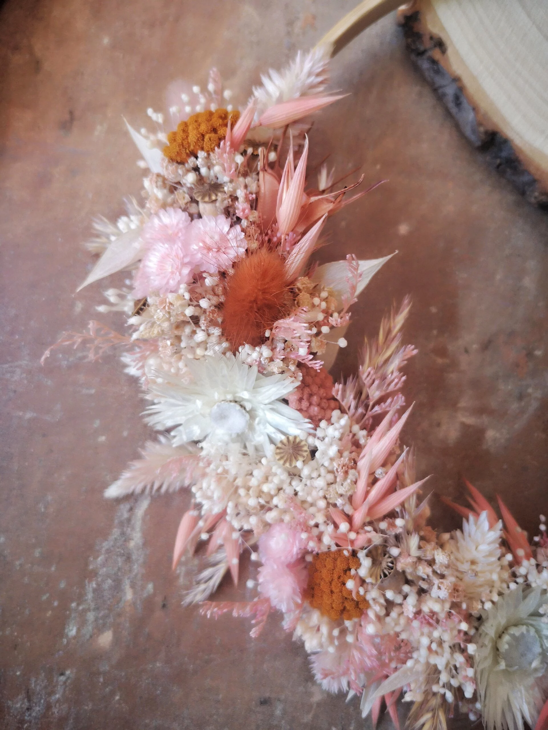 Demi-couronne en fleurs séchées dans les tons blanc, rose et terracotta - "Miraflor" – Image 3