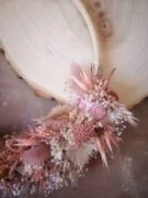 Demi-couronne en fleurs séchées dans les tons blanc, rose et terracotta - "Miraflor" – Image 4