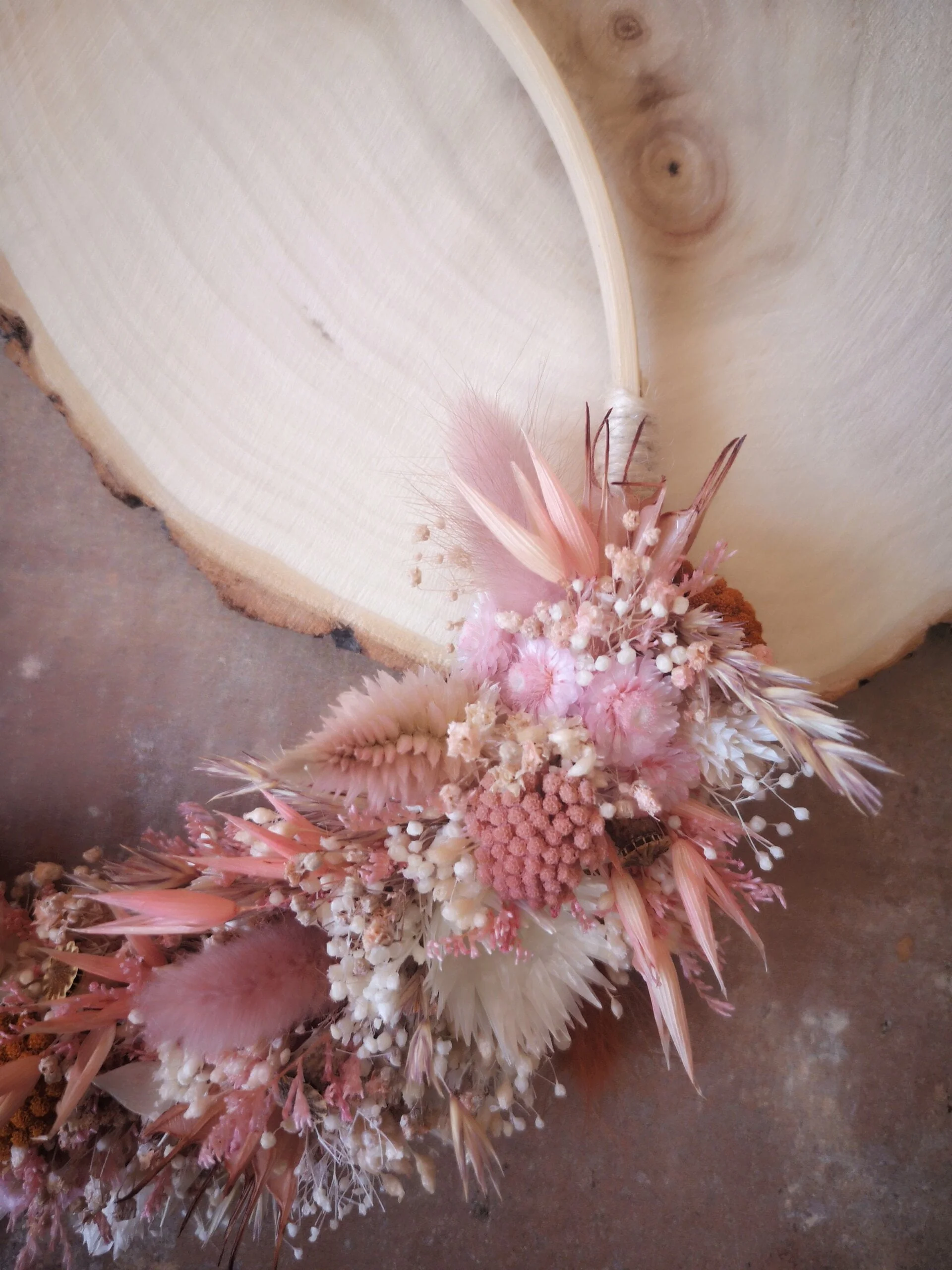 Demi-couronne en fleurs séchées dans les tons blanc, rose et terracotta - "Miraflor" – Image 4