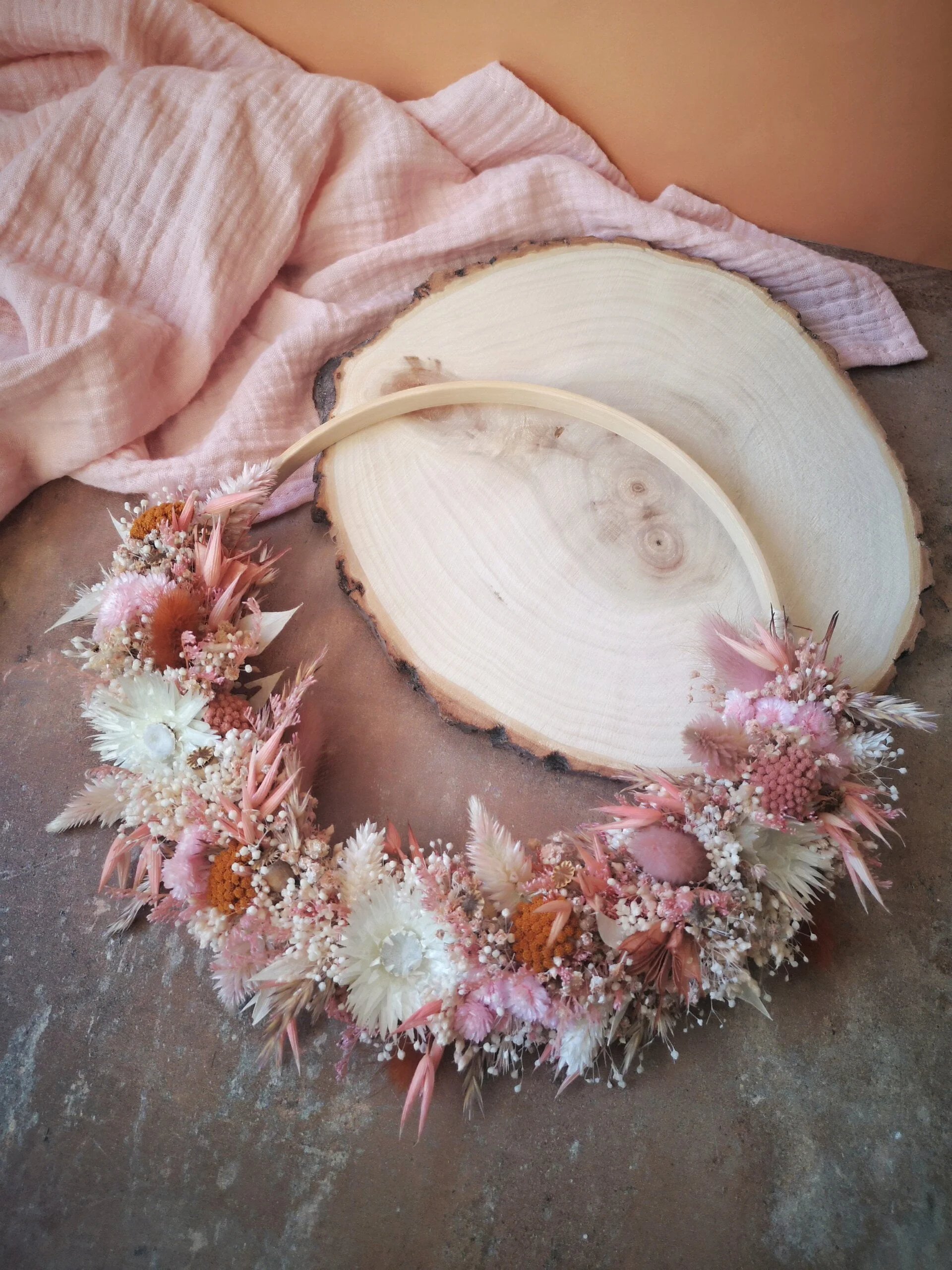 Demi-couronne en fleurs séchées dans les tons blanc, rose et terracotta - "Miraflor" – Image 5