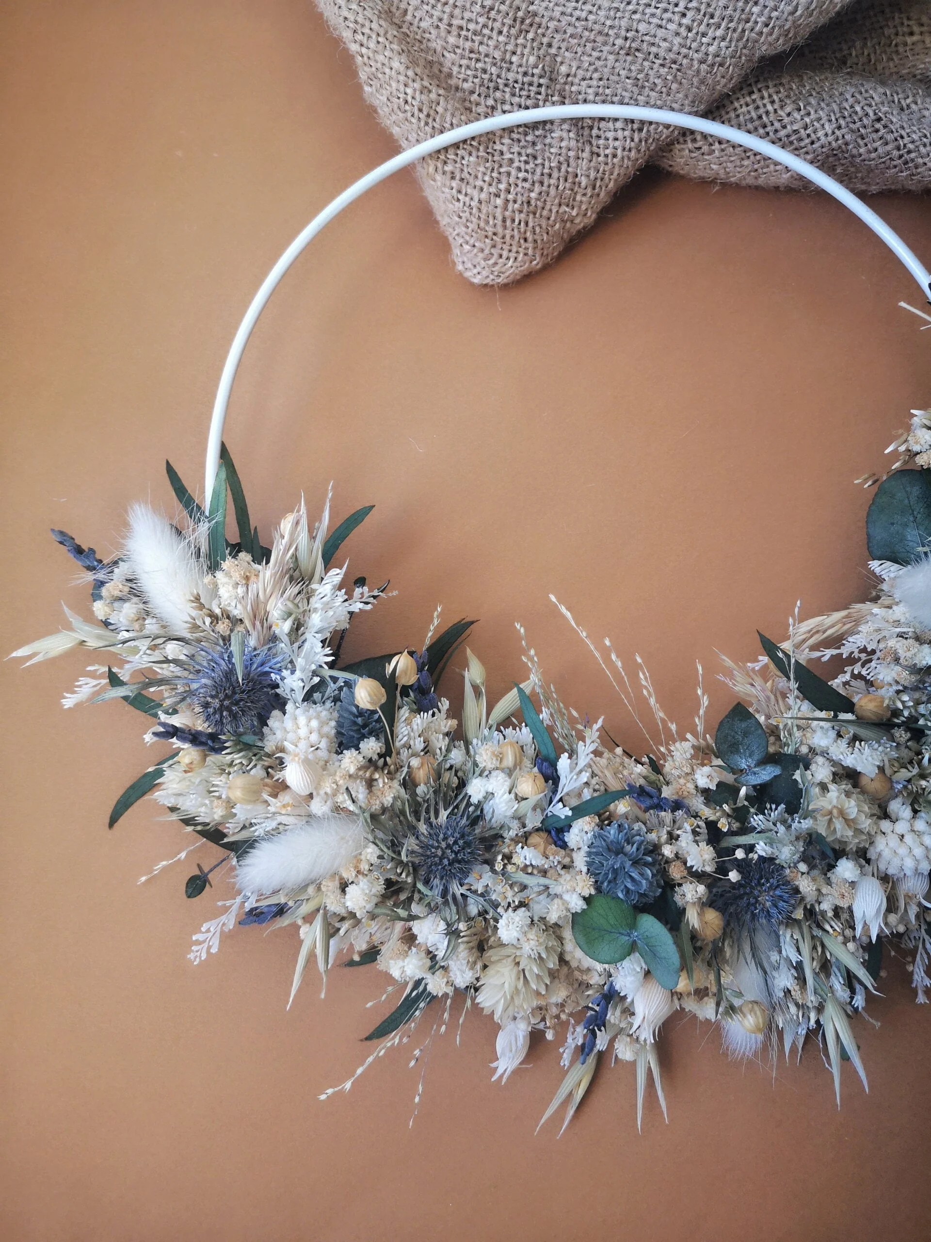 Demi-couronne murale de fleurs séchées dans les tons blanc, bleu, vert avec chardons et eucalyptus - "Printania" – Image 4