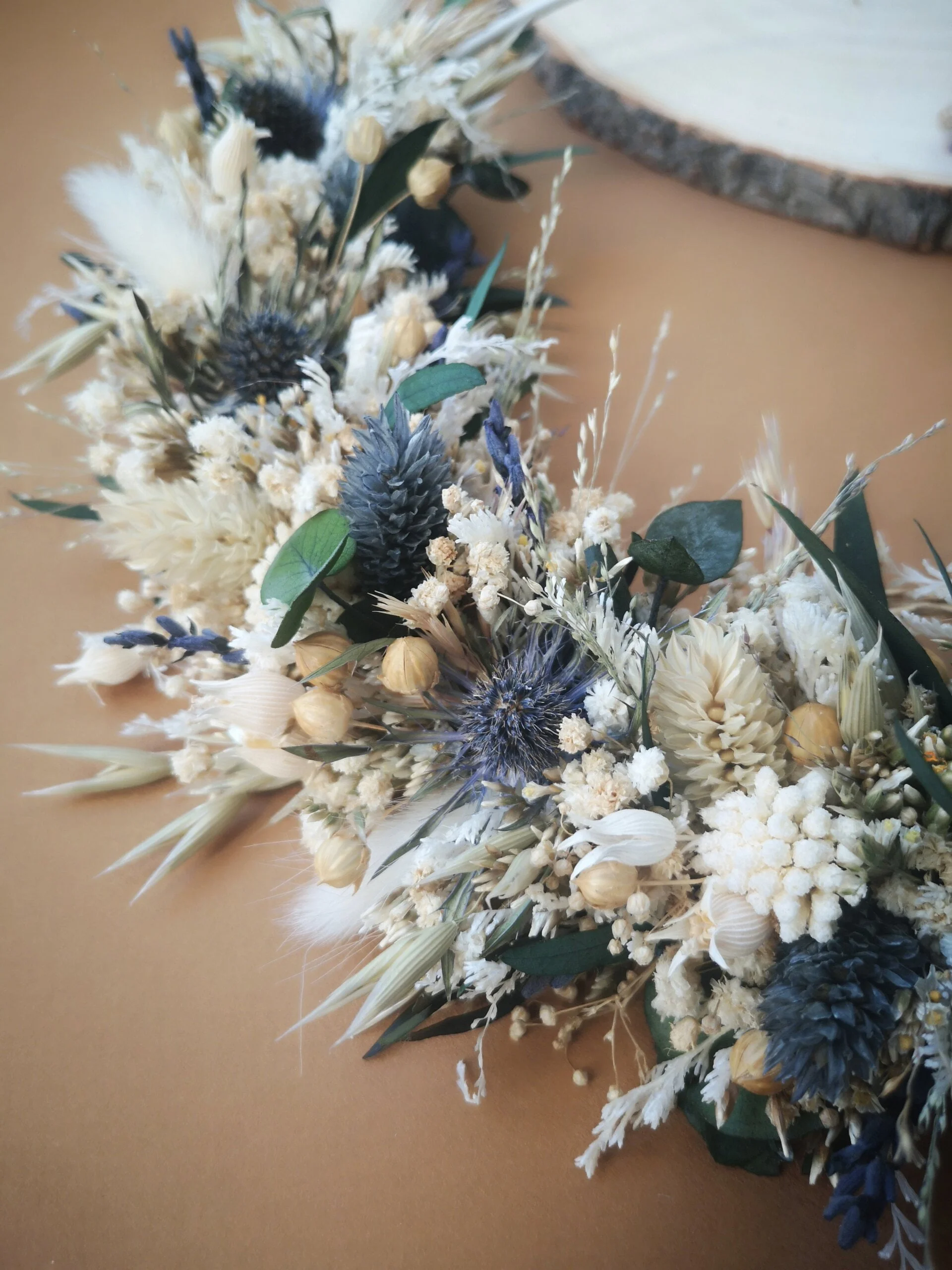 Demi-couronne murale de fleurs séchées dans les tons blanc, bleu, vert avec chardons et eucalyptus - "Printania" – Image 3