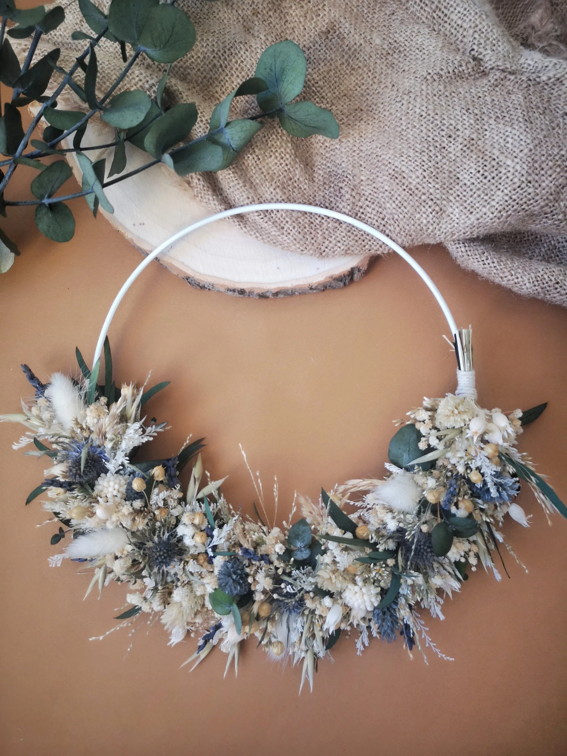 Demi-couronne murale de fleurs séchées dans les tons blanc, bleu, vert avec chardons et eucalyptus - "Printania" – Image 2