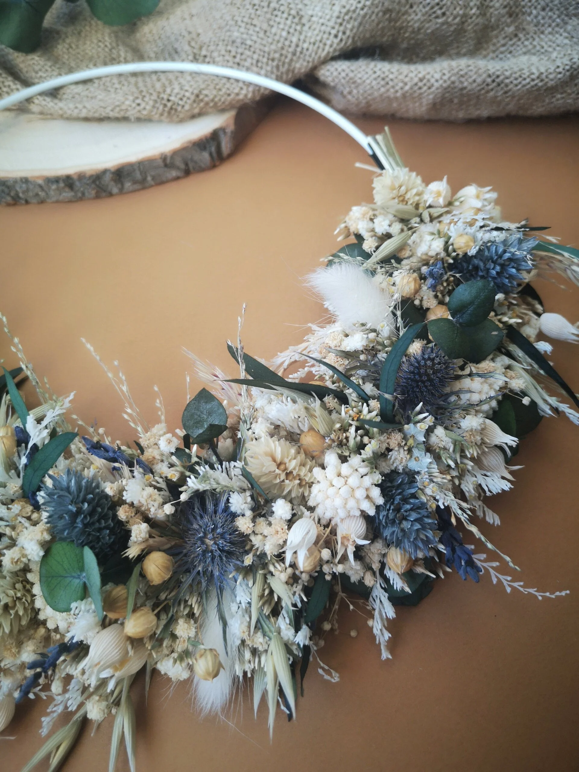 Demi-couronne murale de fleurs séchées dans les tons blanc, bleu, vert avec chardons et eucalyptus - "Printania" – Image 5