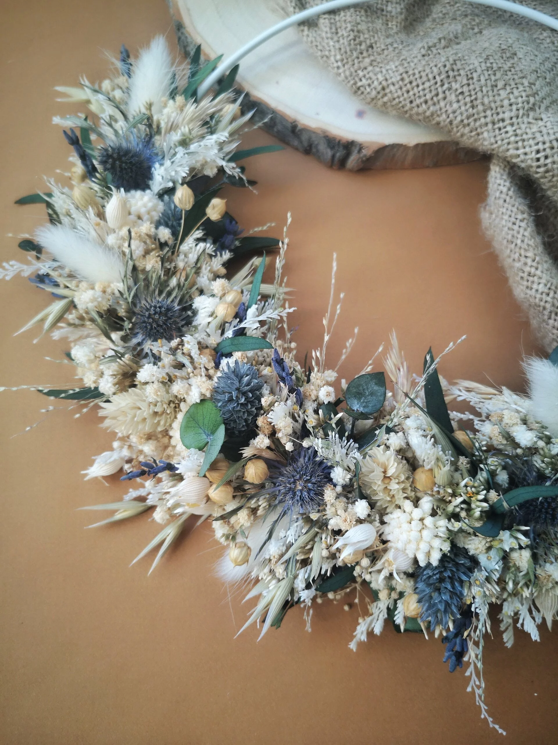 Demi-couronne murale de fleurs séchées dans les tons blanc, bleu, vert avec chardons et eucalyptus - "Printania" – Image 6