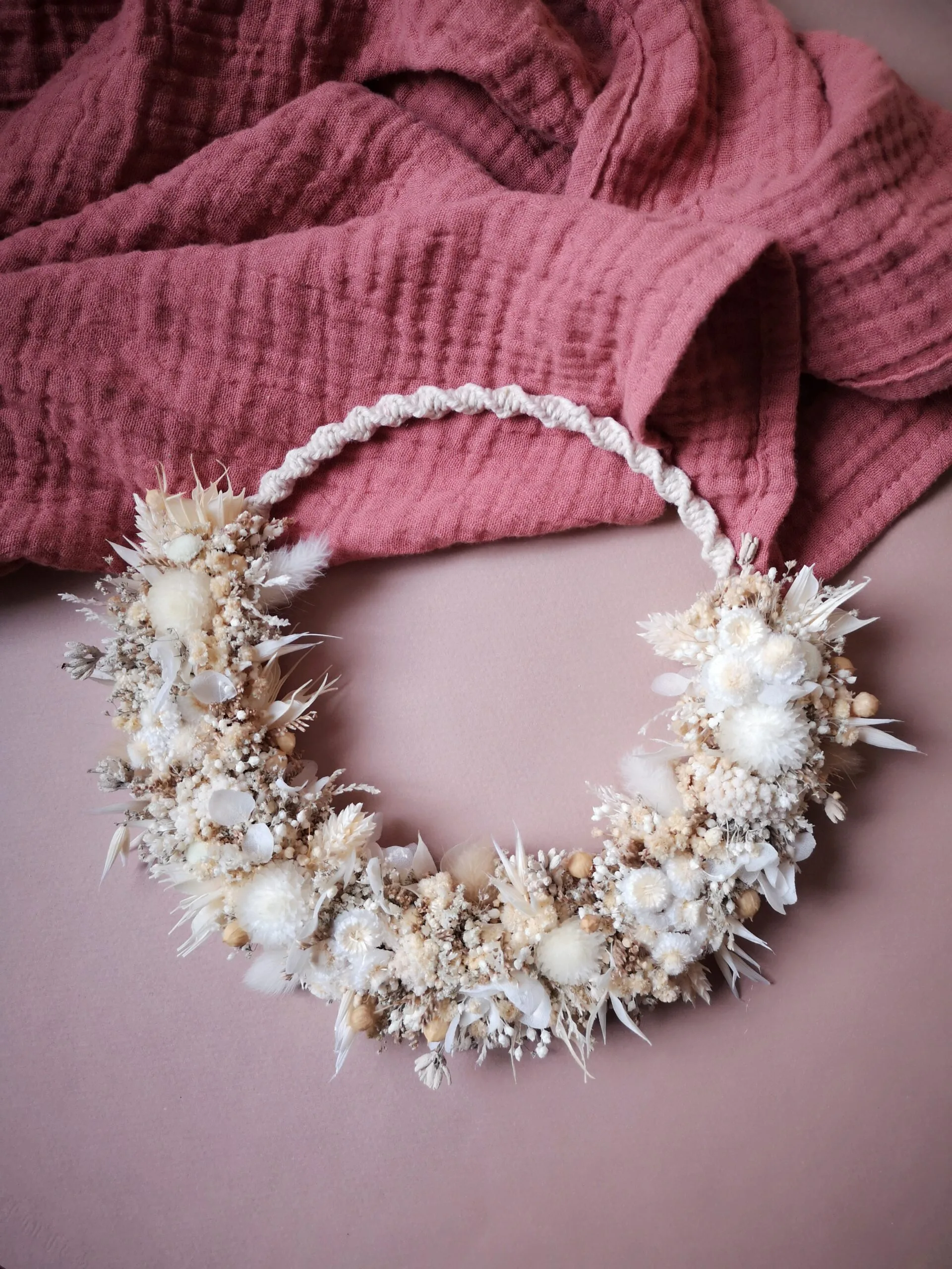 Petite couronne murale en macramé avec fleurs séchées blanc et beige – “Géorama” – Image 6