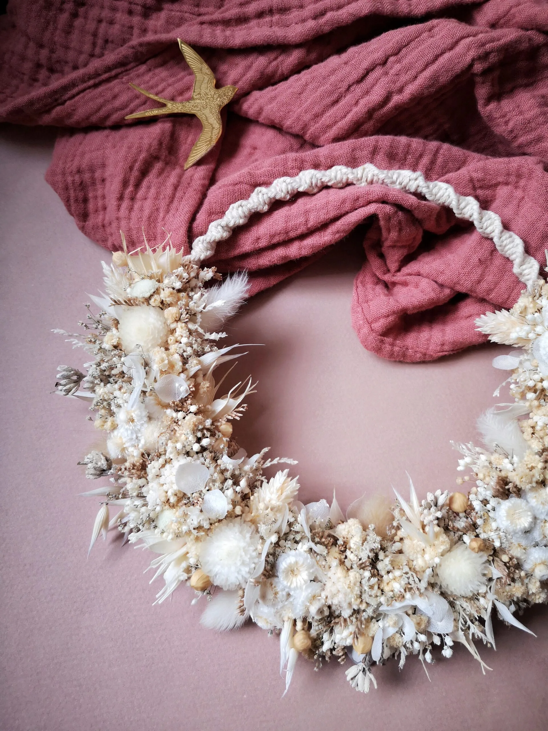 Petite couronne murale en macramé avec fleurs séchées blanc et beige – “Géorama” – Image 5