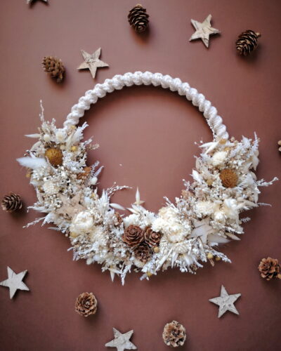 Couronne murale en macramé avec fleurs séchées blanc, beige, marron avec pommes de pin