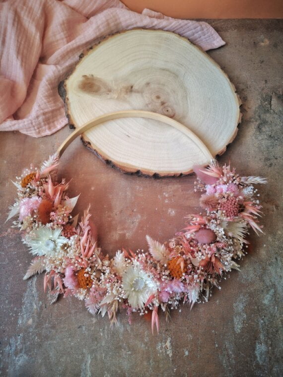 Demi-couronne en fleurs séchées dans les tons blanc, rose et terracotta