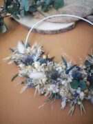 Demi-couronne murale de fleurs séchées dans les tons blanc, bleu, vert avec chardons et eucalyptus
