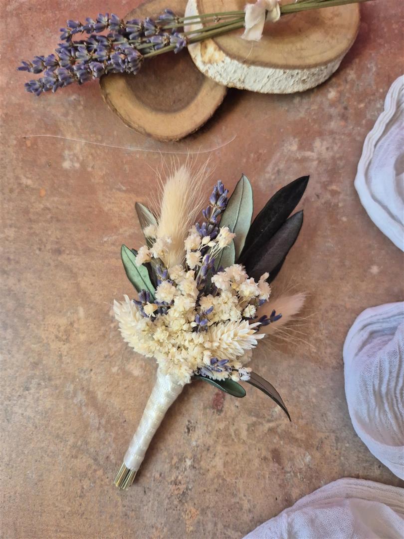 Boutonnière en fleurs séchées sur mesure - Adultes – Image 3