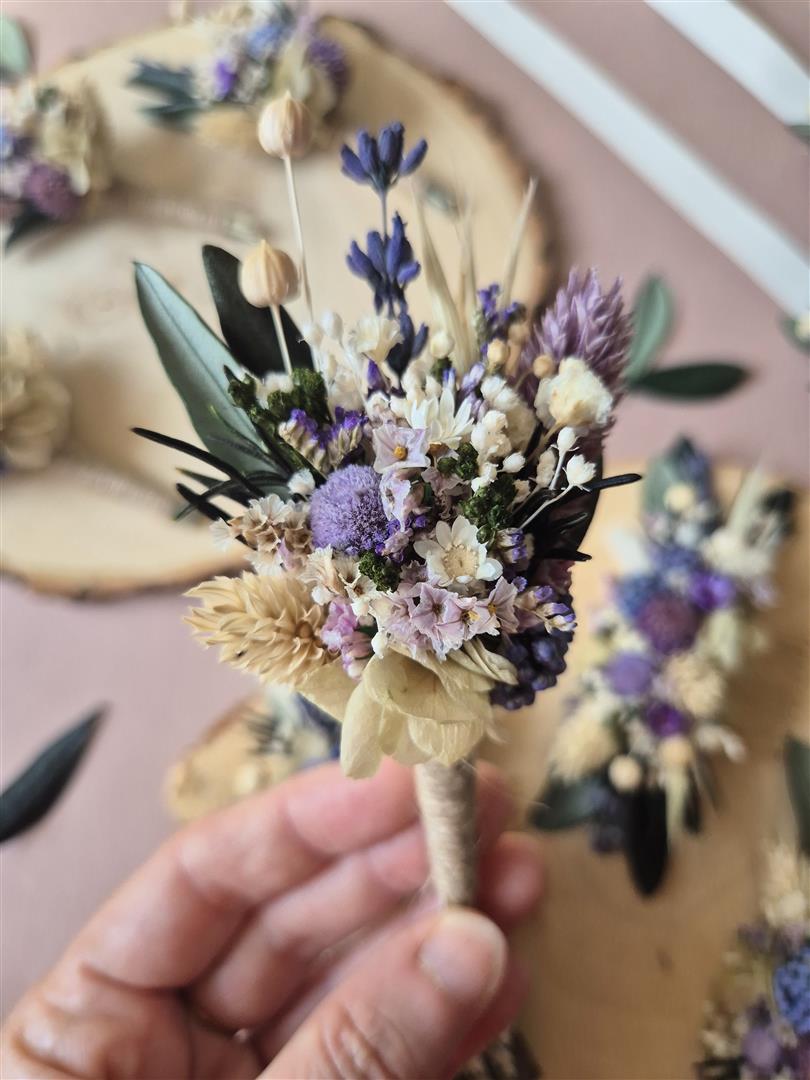 Boutonnière en fleurs séchées sur mesure - Adultes – Image 18