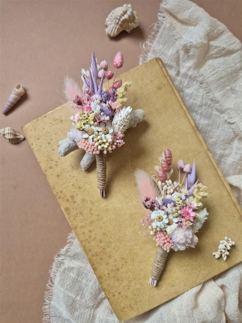 Boutonnière en fleurs séchées sur mesure - Adultes – Image 13
