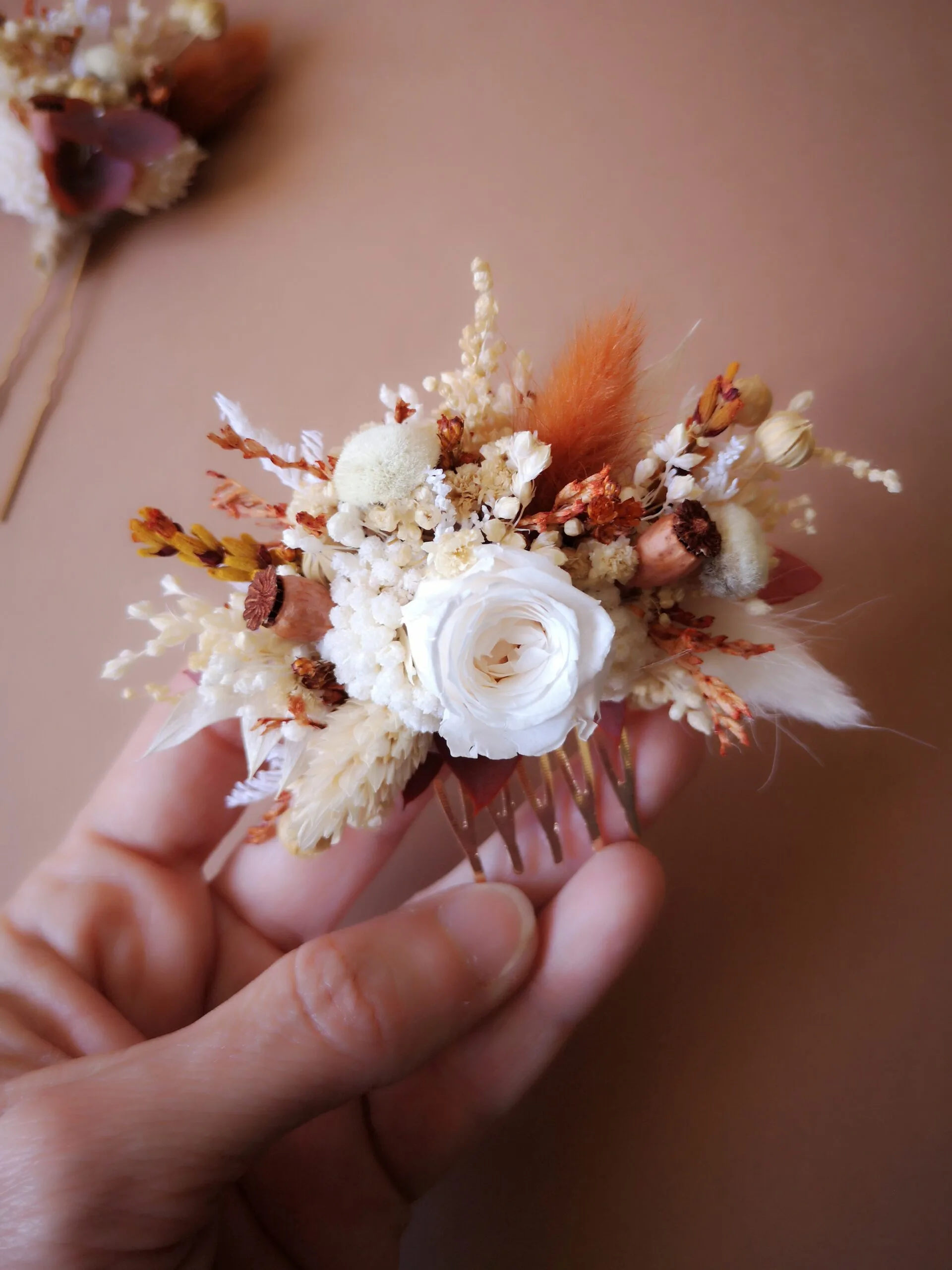 Peigne pour cheveux en fleurs séchées sur mesure – Image 2