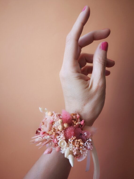 Bracelet en fleurs séchées, à porter lors d'un mariage ou une cérémonie bohème ou bien champêtre