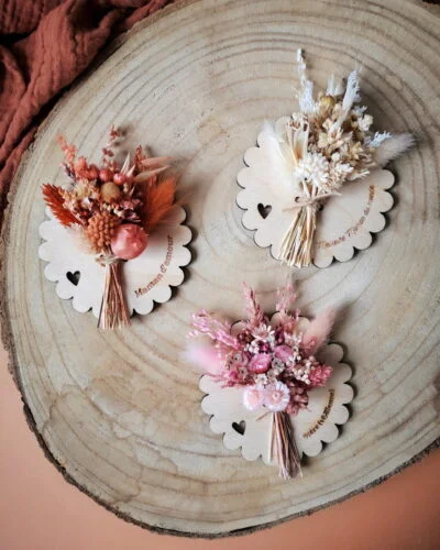 Aimant agrémenté d'un mini bouquet de fleurs séchées à offrir pour la fête des mères