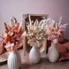 Trio de mini bouquets de fleurs séchées, avec leur vase, pour un cadeau de fête des mères