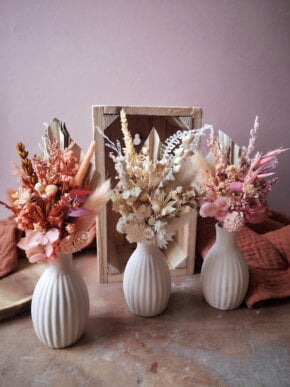 Trio de mini bouquets de fleurs séchées, avec leur vase, pour un cadeau de fête des mères