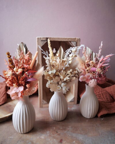 Trio de mini bouquets de fleurs séchées, avec leur vase, pour un cadeau de fête des mères