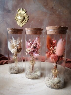 Fioles fleuries composées d'une fiole en verre et d'un mini bouquet de fleurs séchées
