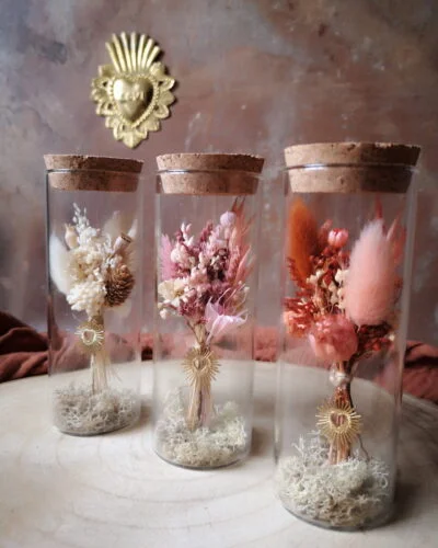 Fioles fleuries composées d'une fiole en verre et d'un mini bouquet de fleurs séchées