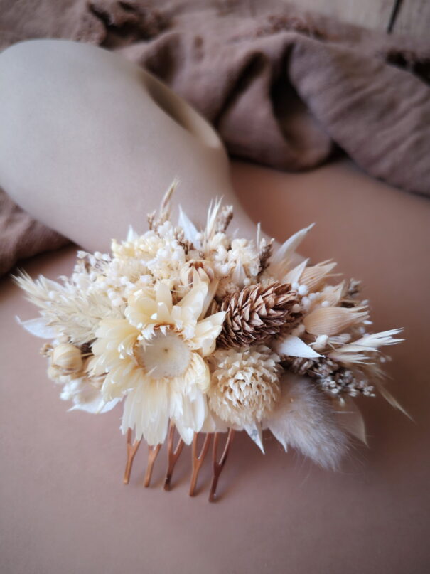 Petit peigne (5 dents) orné de fleurs séchées dans les tons blanc cassé/beige – Image 5
