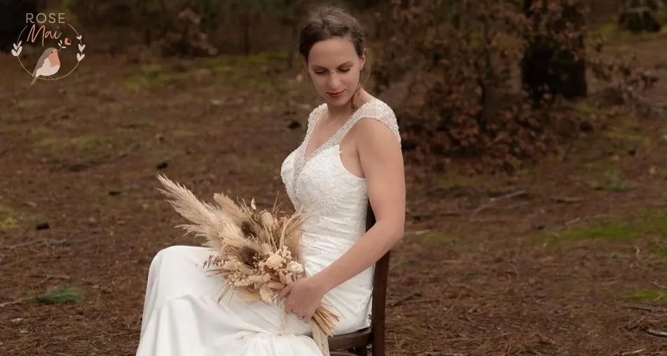 Mariée qui porte un bouquet de fleurs séchées créé par Rose Mai pour son mariage