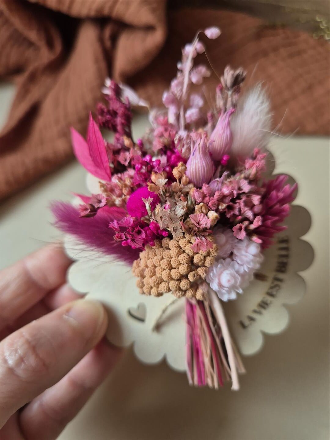 Aimant mini bouquet de fleurs séchées sur support en bois avec phrase inspirante - "Eole" – Image 4