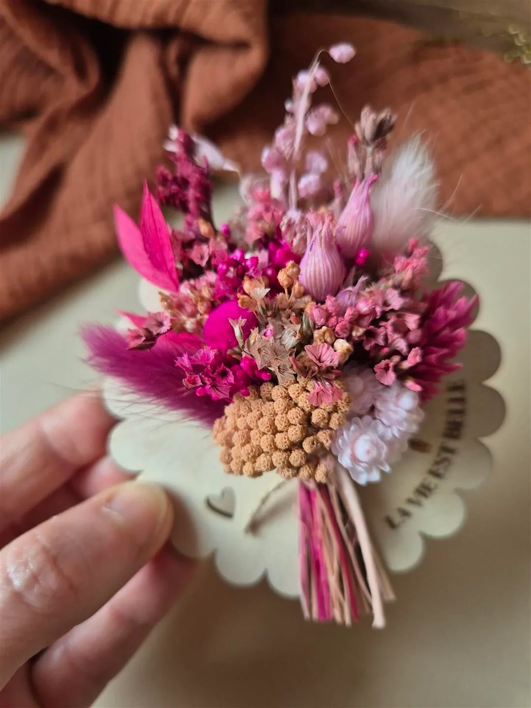 Aimant mini bouquet de fleurs séchées sur support en bois avec phrase inspirante - "Eole" – Image 4