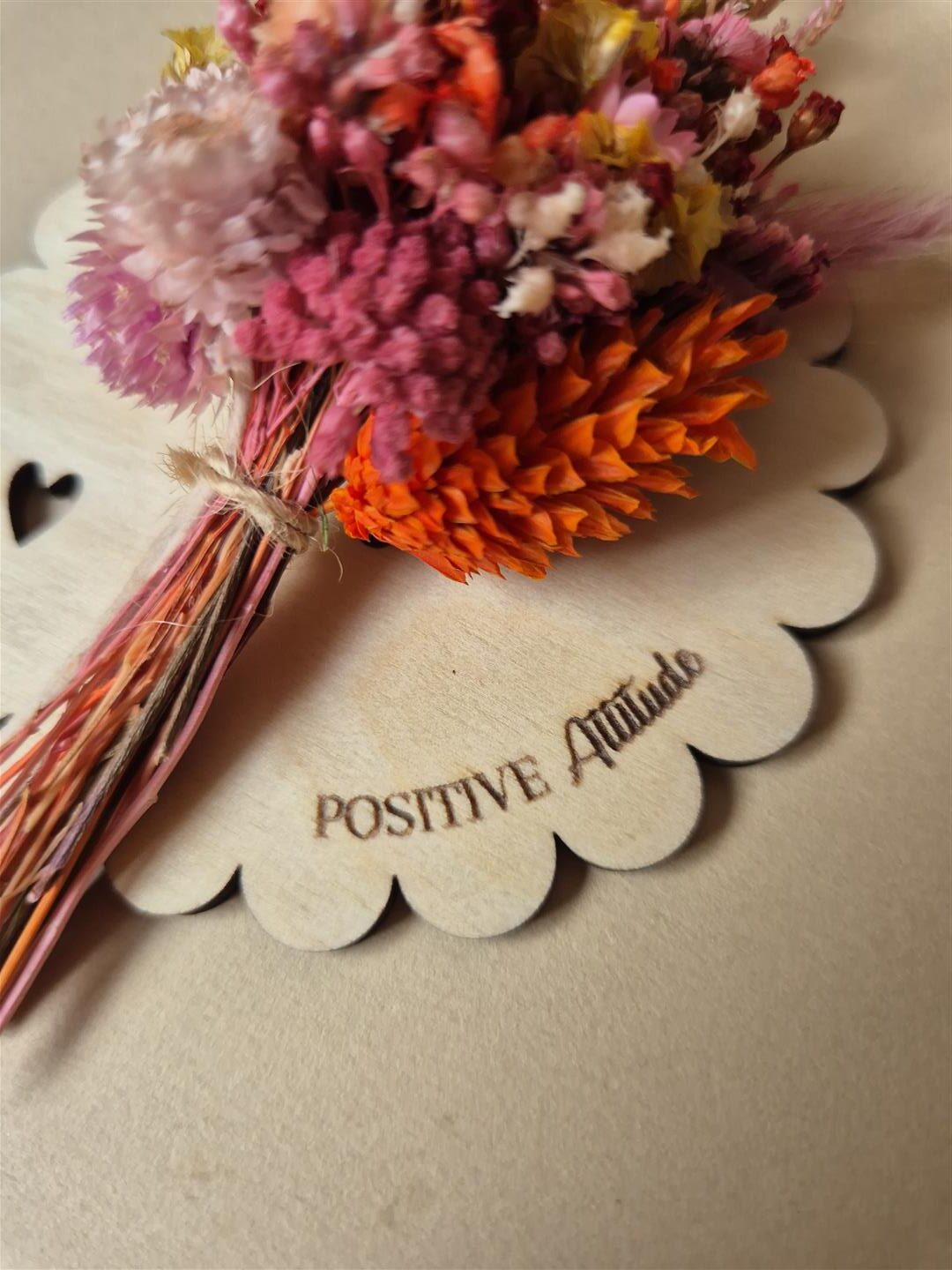 Aimant mini bouquet de fleurs séchées sur support en bois avec phrase inspirante - "Eole" – Image 16