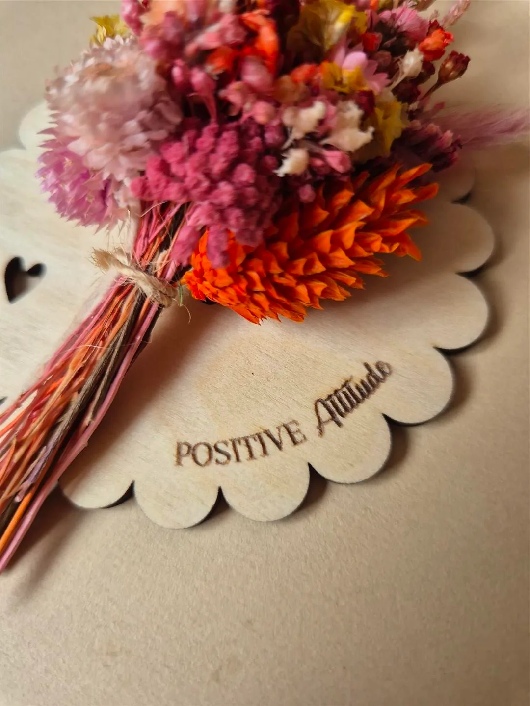 Aimant mini bouquet de fleurs séchées sur support en bois avec phrase inspirante - "Eole" – Image 16